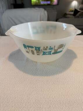 Royal USA Blue Heaven Milk Glass Mixing Bowl 1 1/2 Quart